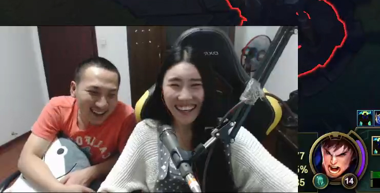 脸都不要了？阿怡再次出来直播依旧装疯卖傻