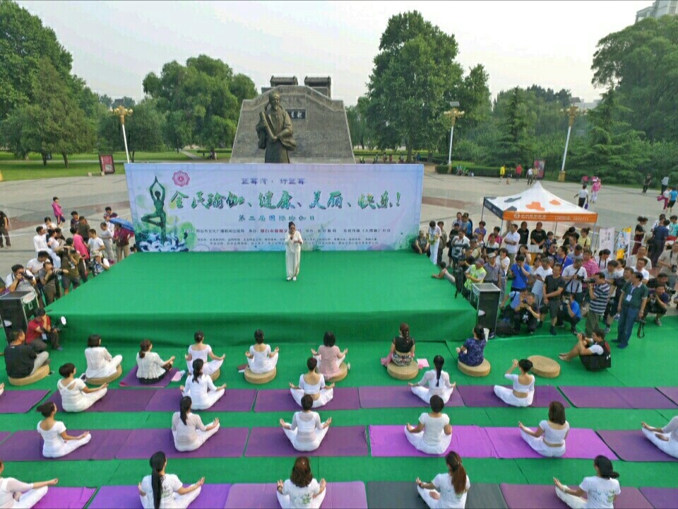 航拍河北邢台瑜伽爱好者达活泉公园同庆“国际瑜伽日”