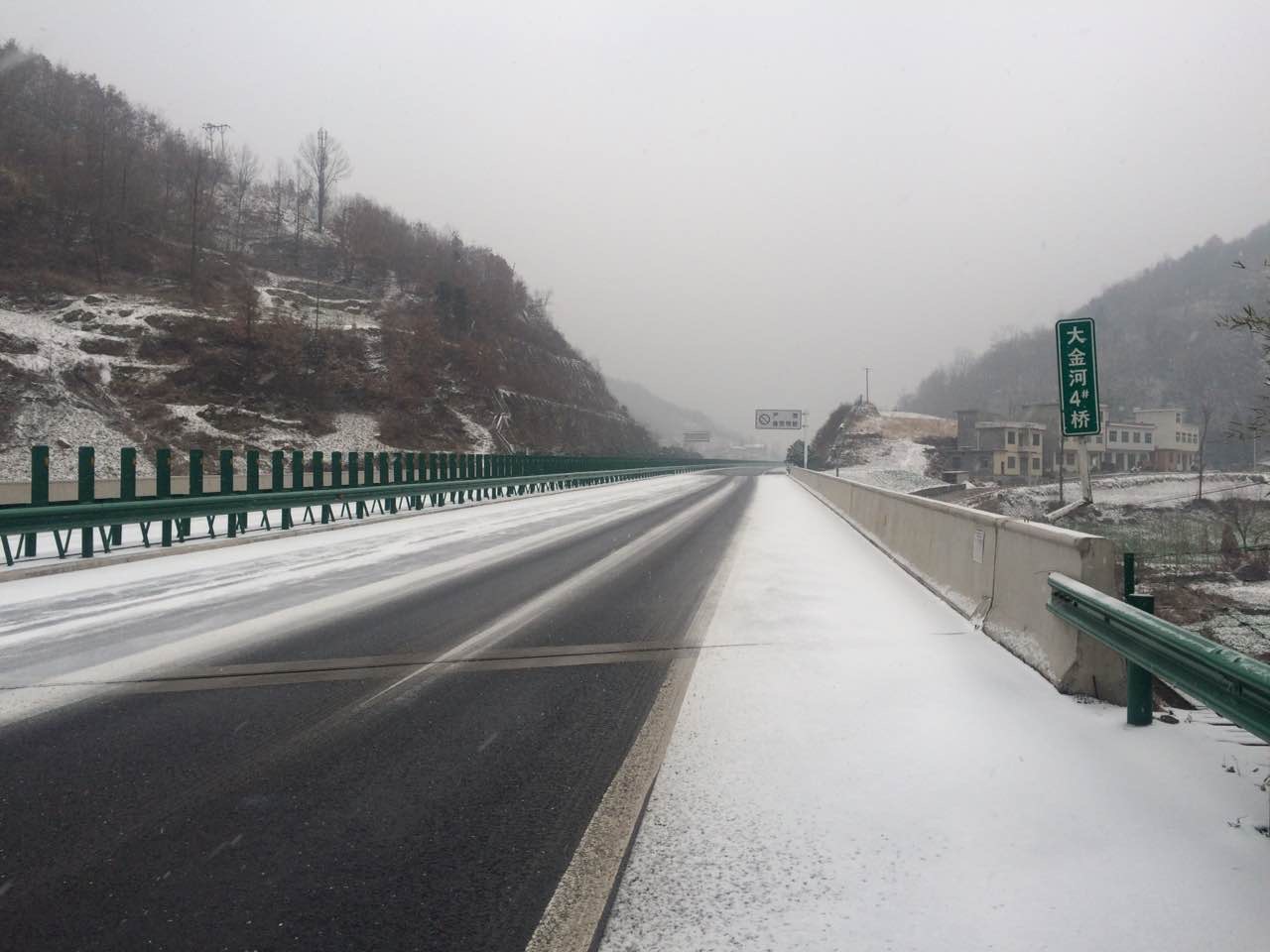 安康境内高速公路降雪湿滑 提醒过往司机谨慎慢行