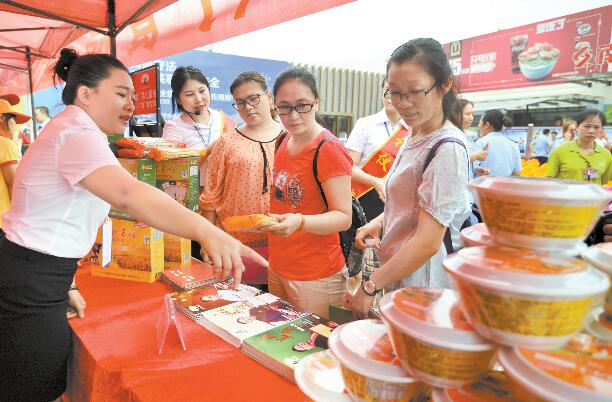 南宁食品安全宣传周启动 鼓励市民给食品安全挑刺