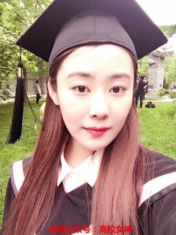 武汉大学毕业照女神，李莎旻子颜值甩黄灿灿几条街！