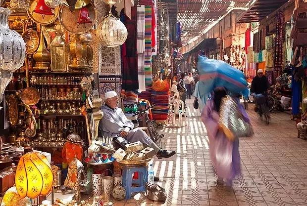摩洛哥——世上有那么多城镇，有那么多酒馆，她却走进了我的