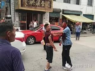 网友爆料，姜堰俩男子大马路上互捅，满地都是血!！