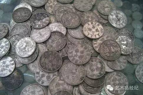 近日山西特大暴雨清理祖宅发现大量银元，量多价高