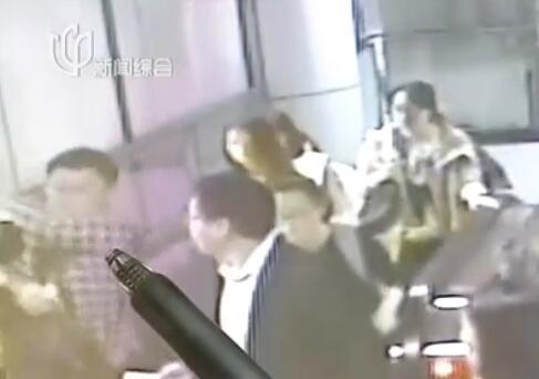 上海女乘客地铁站遭裙底偷拍 奋起擒色狼