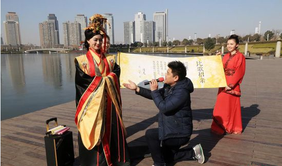 郑州女子被催婚不愿听父母之命 湖畔扮芈月为自己找亲