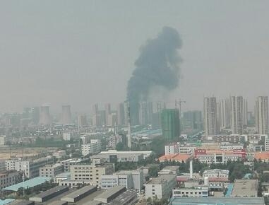 郑州高新区一楼盘起火 火光冲天黑烟滚滚 该区服装厂曾爆炸