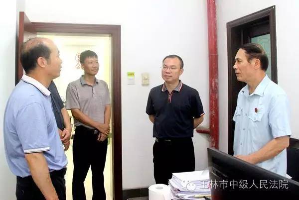 玉林市中院新任党组书记刘拥建深入庭室看望干警