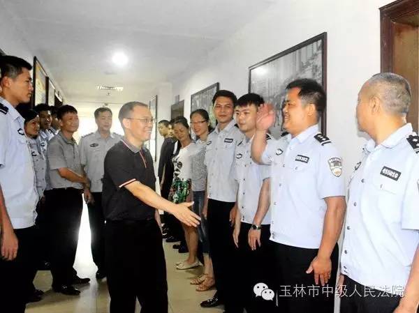 玉林市中院新任党组书记刘拥建深入庭室看望干警