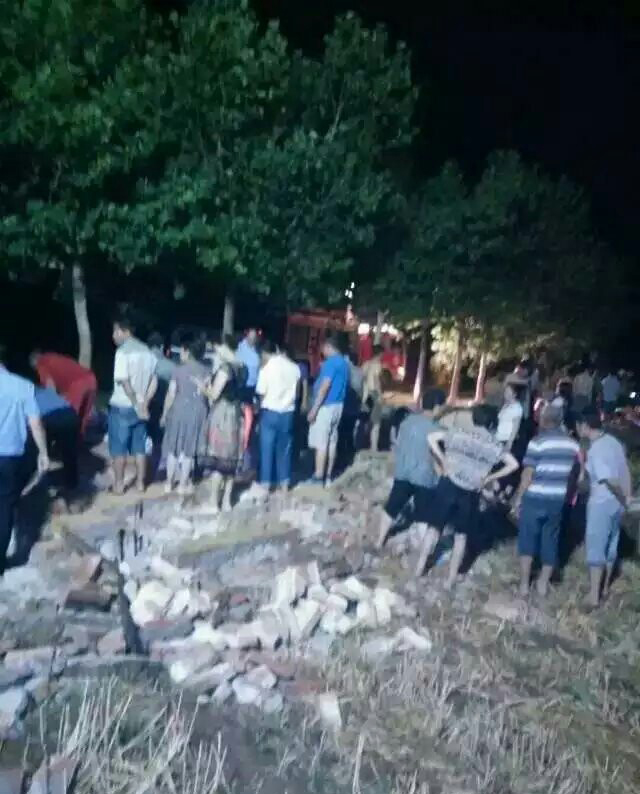 河北藁城：大风刮倒中学围墙 致3人死亡1人受伤