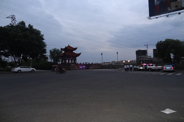 梓潼县城市管理局集中整治老南桥头，及各菜市场出入口占道经营