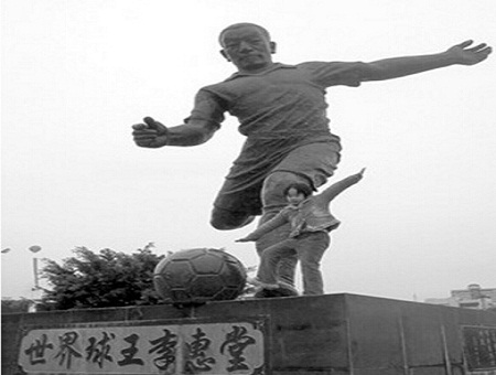 他是狗洞练球走出的“世界球王”，中国足球逝去的传奇