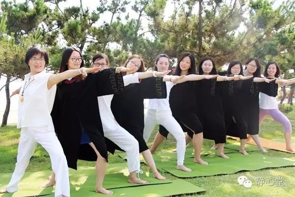 烟台大学海边公益瑜伽日活动，当瑜伽遇到毕业季，再青春呈现
