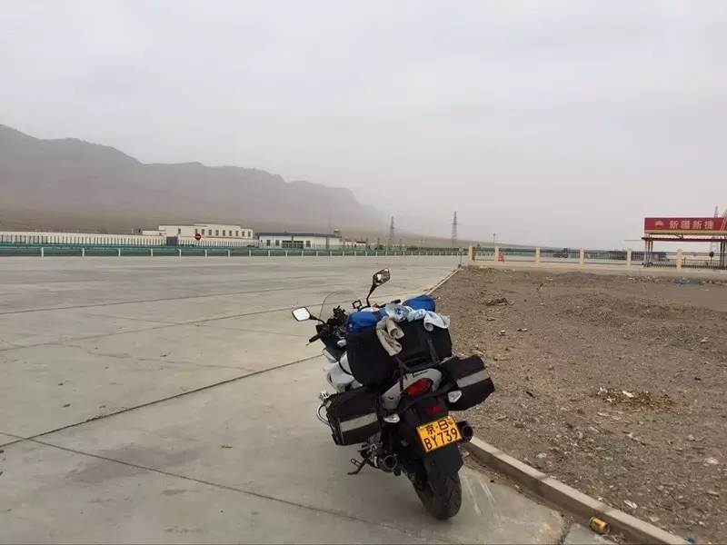 开车会抢道别车骂人，为啥骑摩托在西藏新疆遇陌生驴友却像亲人？
