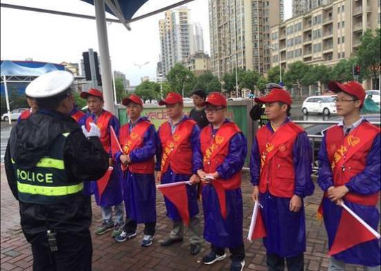 六安市委宣传部全体党员走向街头作文明交通志愿者