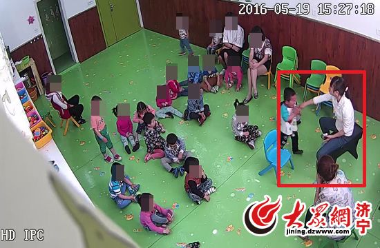 济宁一幼儿园老师虐待孩子 动手打骂关厕所成常态
