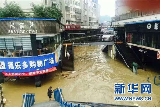 贵州织金受强降雨袭击突发洪灾 消防官兵紧急救援