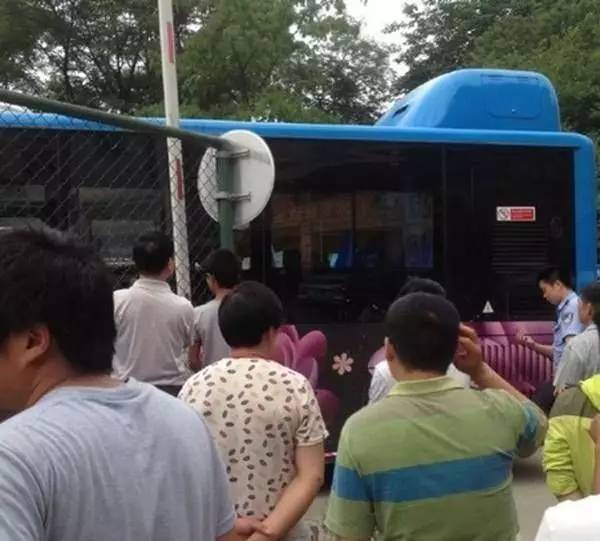 乘客把头伸出公交车窗外，惨剧发生了！