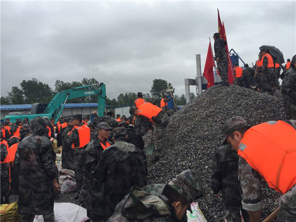 武汉军械士官学院300多名官兵今晨赴新洲防汛