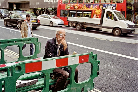 他是英国最有名的街头摄影师之一 20年游走街头