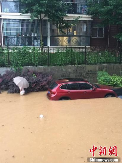 武汉市遭遇连续强降雨 多路段渍水