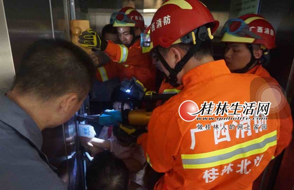 吓人!2岁女童乘电梯手肘被卡 消防员紧急施救