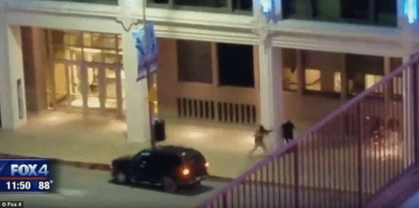 美国达拉斯警察在闹市区遭狙击 5死6伤