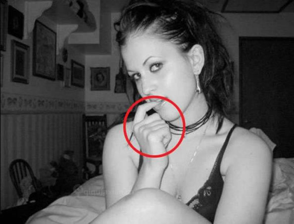 一张女子吮吸手指的性感挑逗照片 网友却说很诡异？