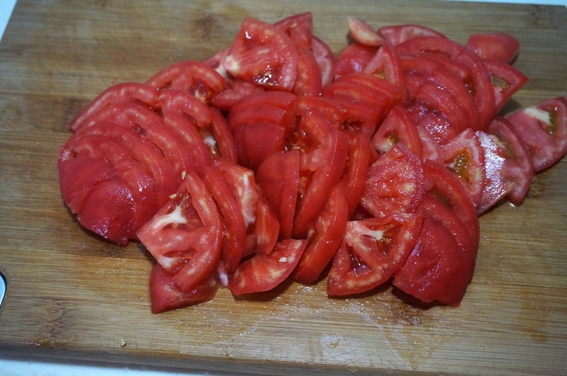 西红柿肉片汤，开胃又舒坦！西红柿在顶部划十字花刀，再入开