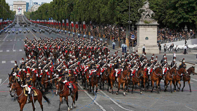 法国巴黎盛大阅兵式庆祝国庆日