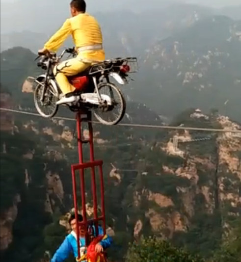 Sabeiningyi challenges headroom " balance bicycle "