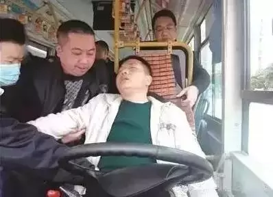 正能量：自贡303公交司机晕倒，停车拉手刹保乘客安全！