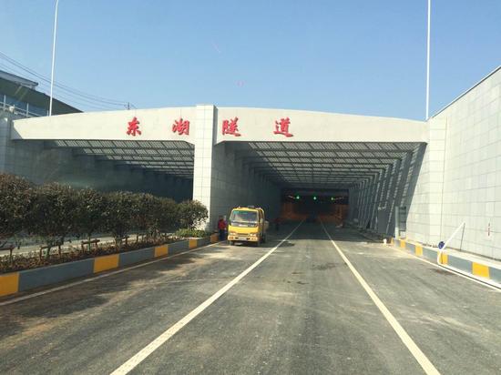 东湖隧道仅“六成饱” 交管建议司机多走避开水果湖隧道