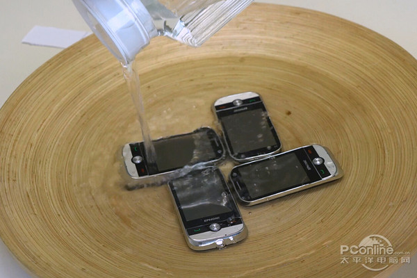 手机进水别再用米缸泡了，还有更有效的方法！