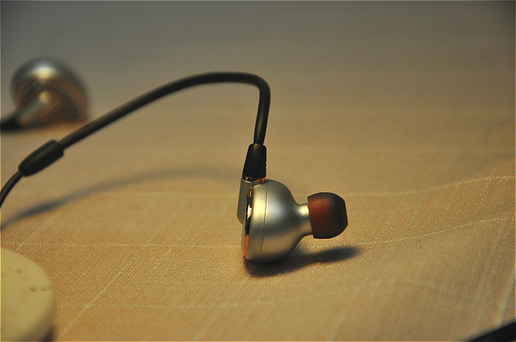 把包装和颜值做到东半球第一，这耳机的中文名叫铜雀
