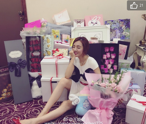 王晓晨生日坐在粉丝礼物中央，大长腿吸睛，幸福感爆棚！