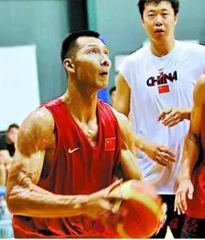 cba球员为什么都那么瘦(为什么CBA球员身体对抗弱，只有到NBA才能增加力量？)