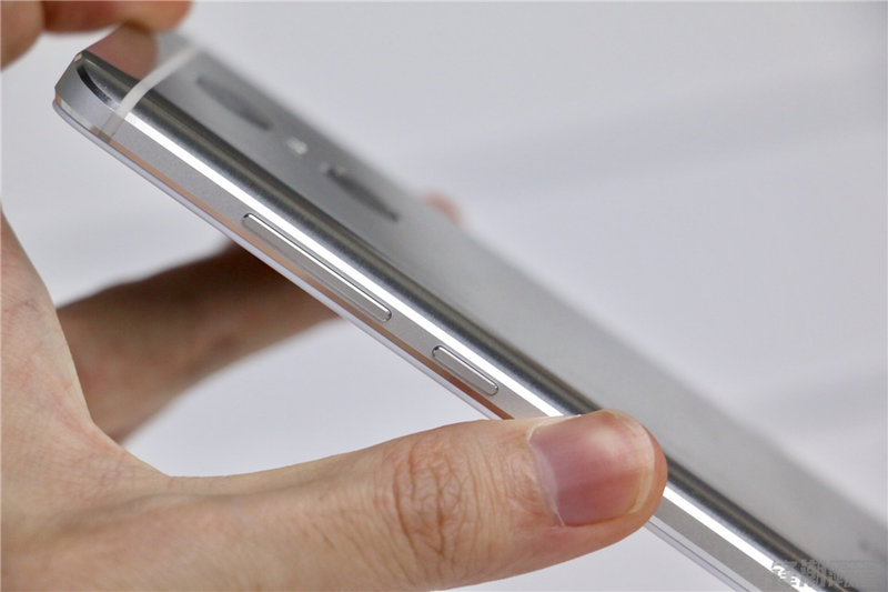 小米手机第一款不锈钢拉丝旗舰级商品：双摄像头红米notePro真机图赏