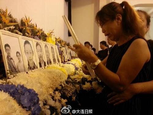大连举行追悼仪式祭奠台湾游览车事故遇难市民（图)