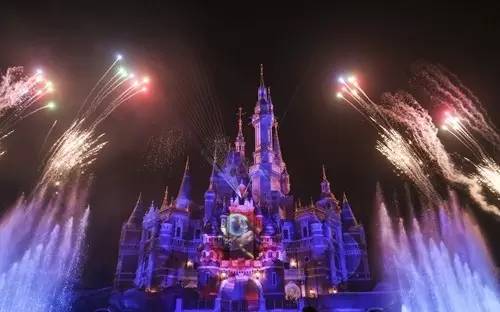 迪士尼城堡下的焰火秀，有多美你造吗？