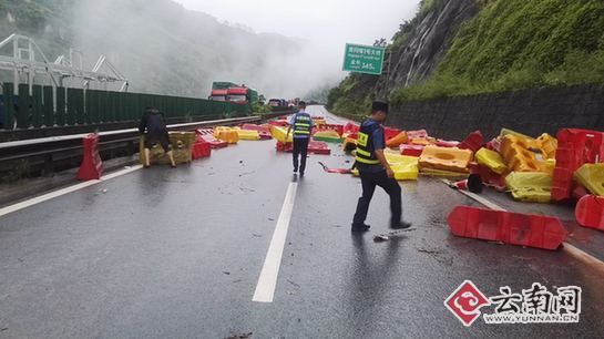 G85渝昆高速串丝路段29日爆发山洪再次封闭