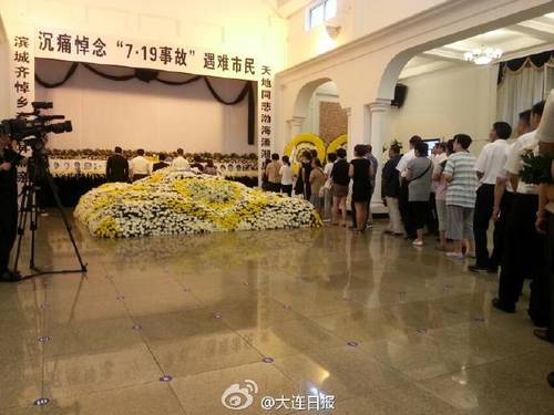 大连举行追悼仪式祭奠台湾游览车事故遇难市民（图)