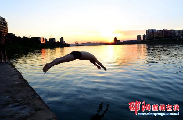 邵阳资江河成市民游泳好场所 城市环境改善水质清澈