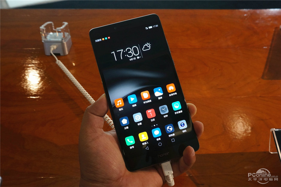 荣誉NOTE 8现场图赏：红米notePro刚公布就遭受强敌