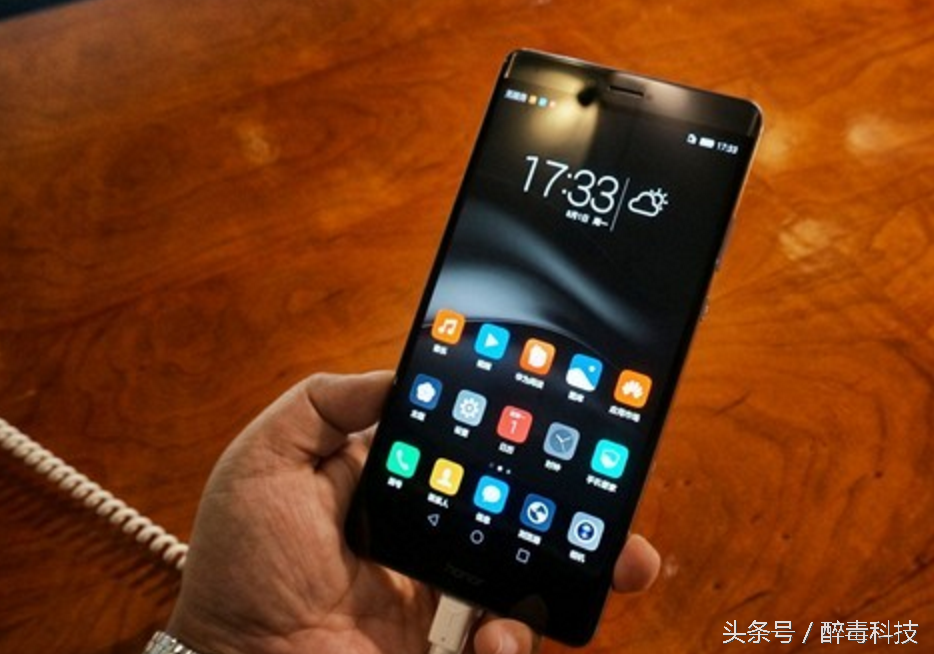 秒了三星Note7？华为手机荣耀Note8这外型和配备贴心！