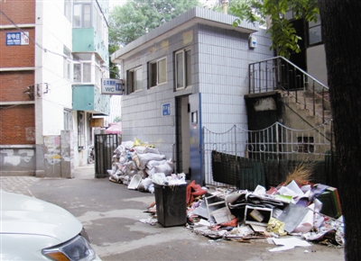 公厕门外垃圾乱堆乱放 市民如厕先过“垃圾山”