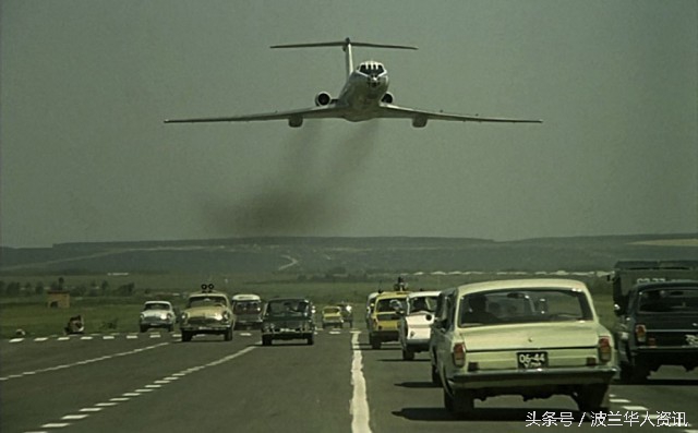 《意大利人在俄罗斯的奇遇》中飞机是如何降落在公路上的？