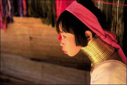 直击泰国长颈族照片，5岁必须套铜圈，40岁的脖子和腿像小孩子