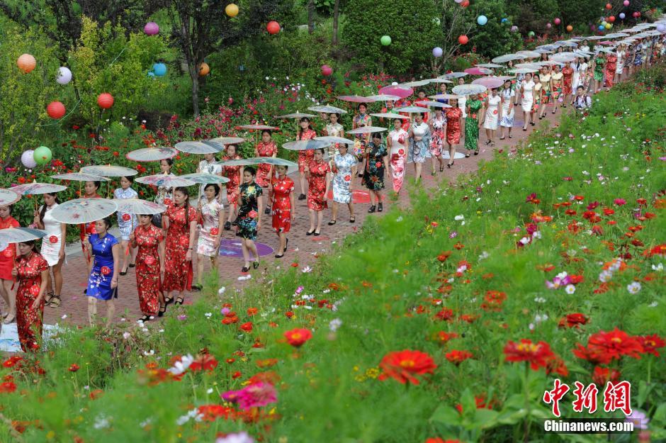 三千余名旗袍佳丽贵州“凉都”秀身段