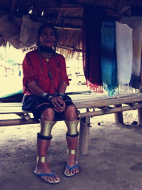 直击泰国长颈族照片，5岁必须套铜圈，40岁的脖子和腿像小孩子